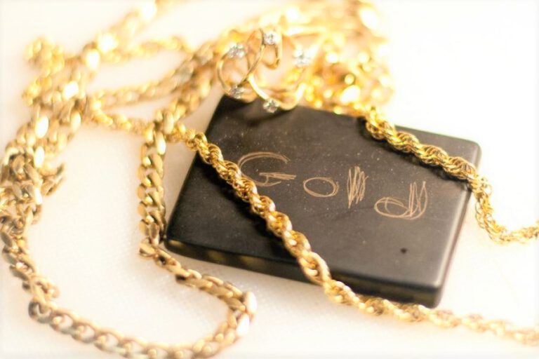 Cómo saber si una cadena es de oro, ¿Cómo probarlo fácilmente?